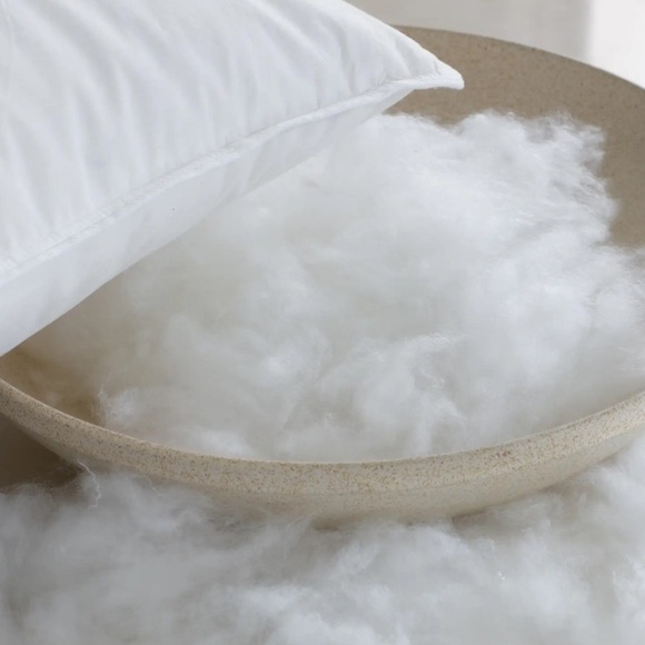 QUINCE Premium Down Alternative Pillow Soft Standard 4021 - Picture 4 of 13